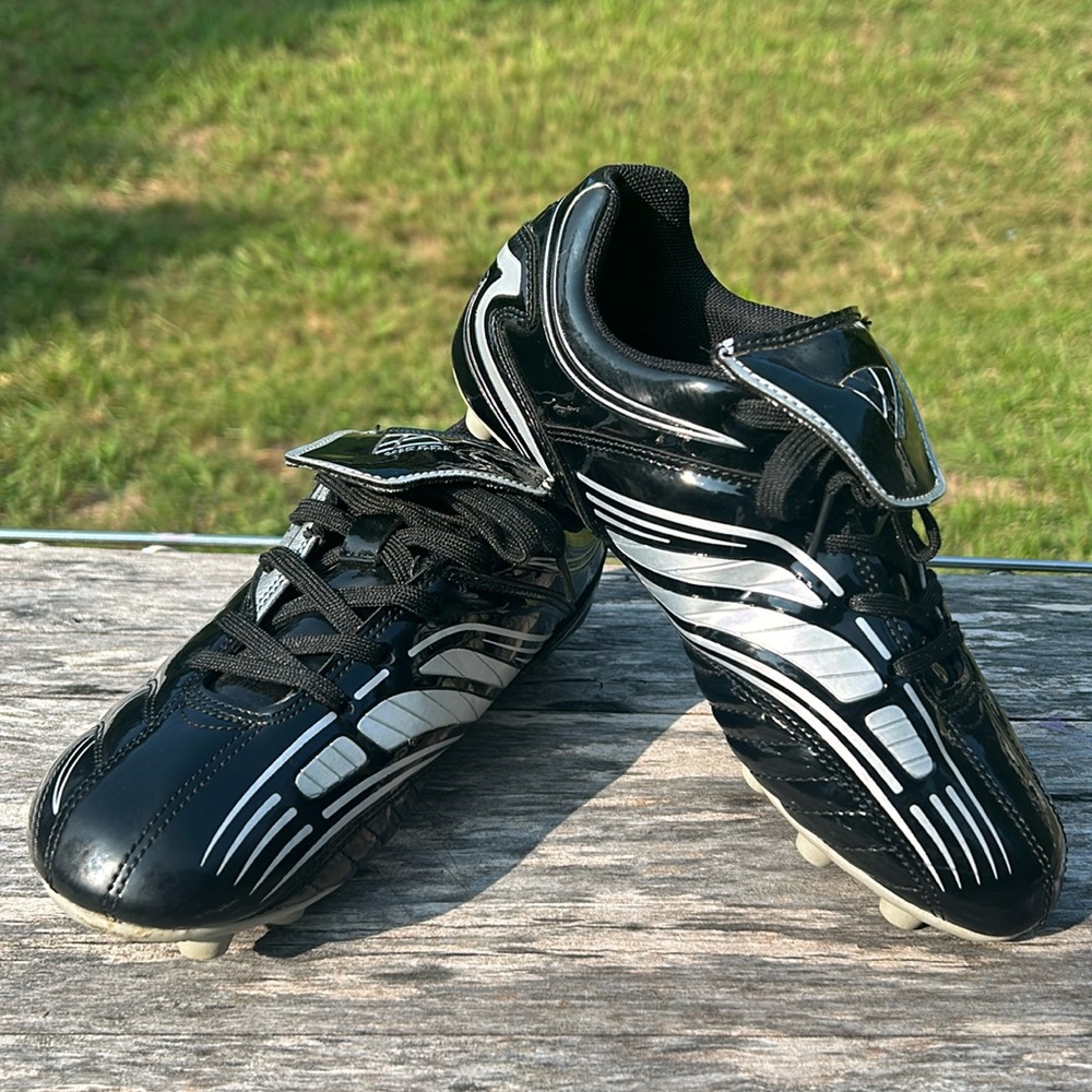 Vizari soccer, cleats, boys size 3 1/2, Black and silver